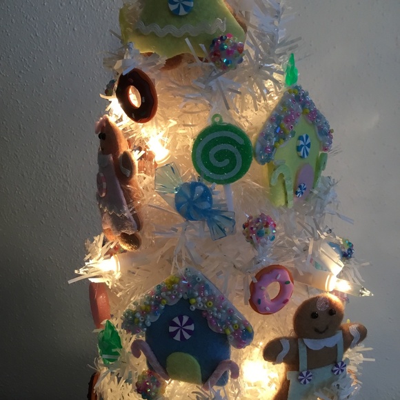 New, 18 inch Hand crafted Gingerbread Christmas Tree - Picture 4 of 5